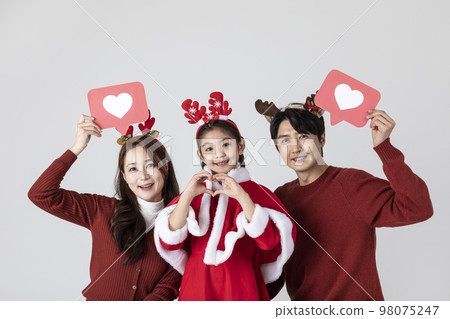 happy Asian Korean family in Christmas concept_holding a heart shape panel 98075247