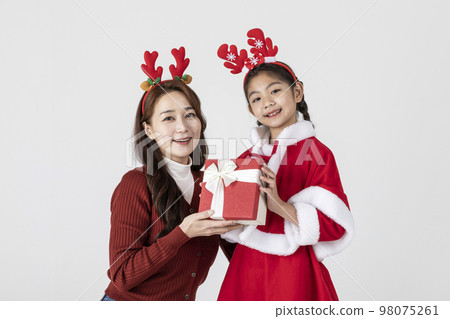 happy Asian Korean family in Christmas concept_holding a gift box 98075261