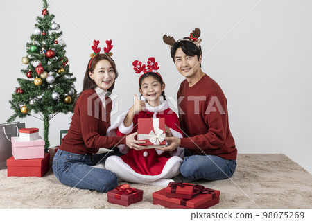 happy Asian Korean family in Christmas concept__surprised at gifts 98075269