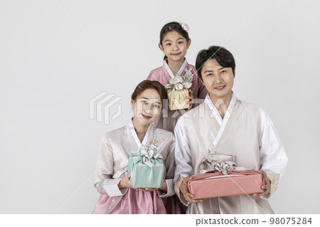 Korean family in Hanbok, isolated white background_holding a presents Korean family in Hanbok, isolated white background_holding a presents 98075284