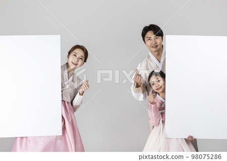 Korean family in Hanbok, isolated white background_holding a panel 98075286