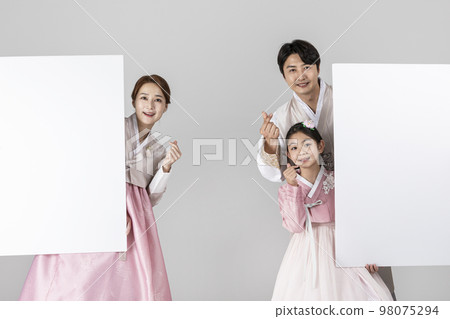 Korean family in Hanbok, isolated white background_holding a heart shaped panel with hand motion 98075294