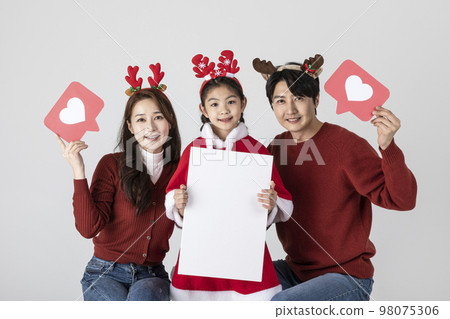 happy Asian Korean family in Christmas concept_holding a heart shape panel happy Asian Korean family in Christmas concept_holding a heart shape panel 98075306