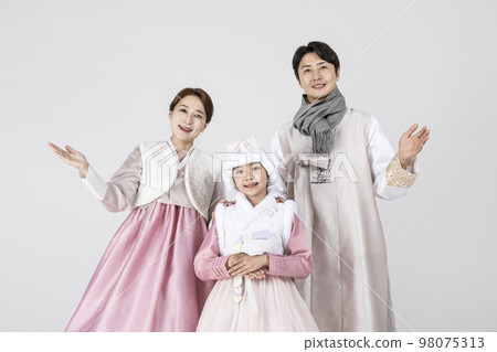 Korean family in Hanbok, isolated white background_hand motion 98075313