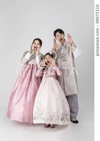 Korean family in Hanbok, isolated white background_hurray 98075319