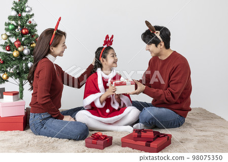 happy Asian Korean family in Christmas concept_giving gifts happy Asian Korean family in Christmas concept_giving gifts 98075350