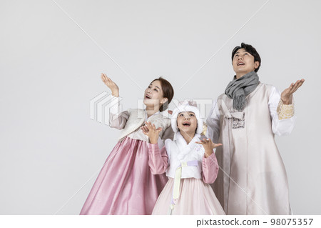 Korean family in Hanbok, isolated white background_looking up surprised 98075357