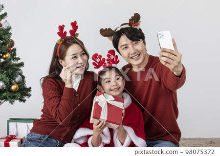 happy Asian Korean family in Christmas concept_taking a selfie happy Asian Korean family in Christmas concept_taking a selfie 98075372