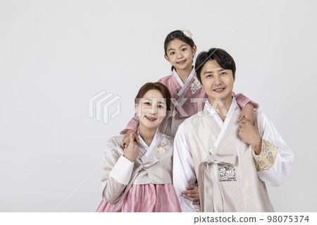Korean family in Hanbok, isolated white background_holdiang hands 98075374