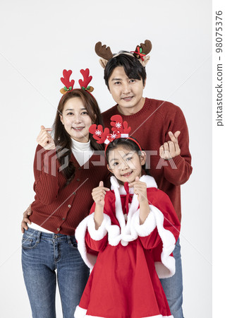 happy Asian Korean family in Christmas concept_hand motion happy Asian Korean family in Christmas concept_hand motion 98075376