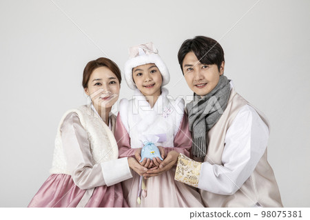 Korean family in Hanbok, isolated white background_holding a licky bag 98075381