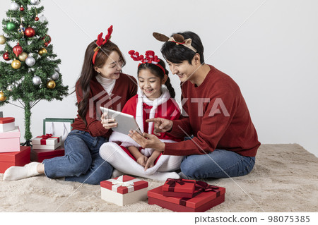 happy Asian Korean family in Christmas concept_watching tablet device happy Asian Korean family in Christmas concept_watching tablet device 98075385