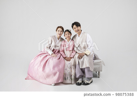 Korean family in Hanbok, isolated white background_sitting side by side 98075388