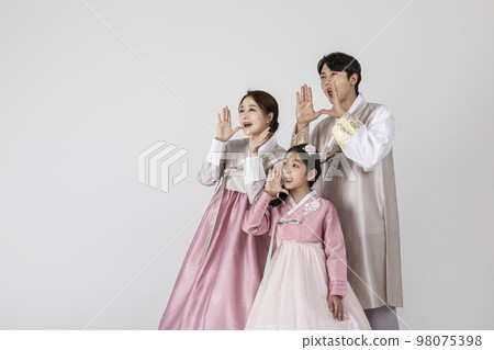 Korean family in Hanbok, isolated white background_hurray 98075398