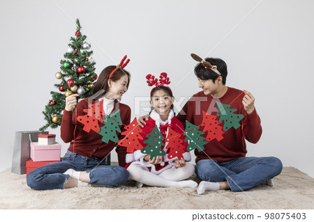 happy Asian Korean family in Christmas concept_holding a tree shaped garland 98075403