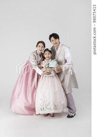 Korean family in Hanbok, isolated white background_holding a presents 98075413