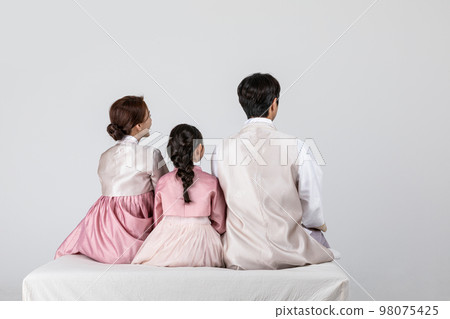 Korean family in Hanbok, isolated white background_turn aroud sitting 98075425