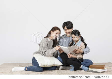 happy Asian Korean family, isolated in white background_reading a book happy Asian Korean family, isolated in white background_reading a book 98075445