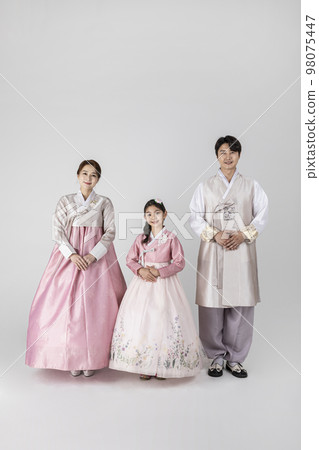 Korean family in Hanbok, isolated white background_standing friendly 98075447
