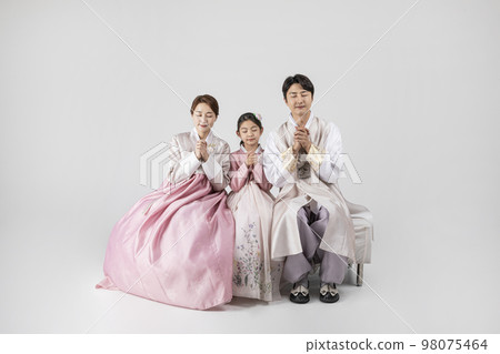 Korean family in Hanbok, isolated white background_making a wish 98075464