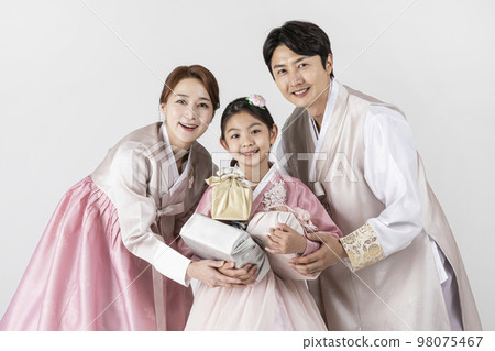Korean family in Hanbok, isolated white background_holding a presents 98075467
