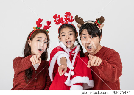 happy Asian Korean family in Christmas concept_look at one place and be surprised 98075475