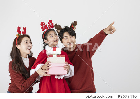 happy Asian Korean family in Christmas concept 98075480
