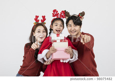 happy Asian Korean family in Christmas concept 98075482