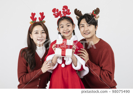 happy Asian Korean family in Christmas concept_holding a gift box 98075490