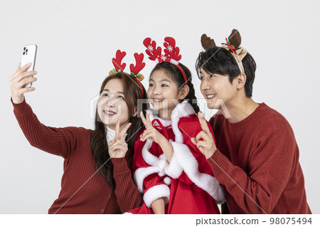 happy Asian Korean family in Christmas concept_taking a selfie 98075494