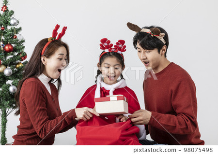 happy Asian Korean family in Christmas concept_holding a gift box 98075498