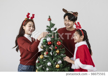 happy Asian Korean family in Christmas concept_decorating the christmas tree 98075501