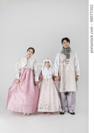 Korean family in Hanbok, isolated white background_standing friendly 98075502
