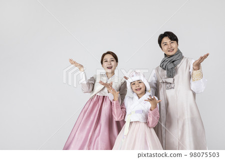 Korean family in Hanbok, isolated white background_surprised with hand outstretched Korean family in Hanbok, isolated white background_surprised with hand outstretched 98075503