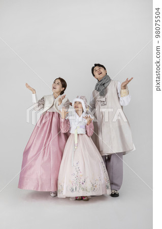 Korean family in Hanbok, isolated white background_looking up surprised Korean family in Hanbok, isolated white background_looking up surprised 98075504