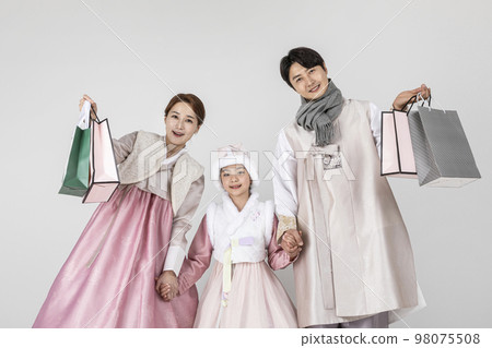 Korean family in Hanbok, isolated white background_holding a shopping bag Korean family in Hanbok, isolated white background_holding a shopping bag 98075508