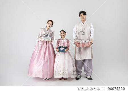 Korean family in Hanbok, isolated white background_holding a presents Korean family in Hanbok, isolated white background_holding a presents 98075510