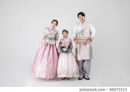 Korean family in Hanbok, isolated white background_holding a presents Korean family in Hanbok, isolated white background_holding a presents 98075523