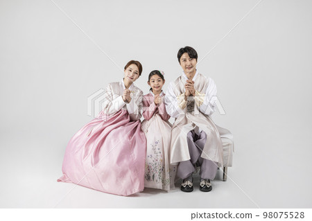 Korean family in Hanbok, isolated white background_making a wish 98075528