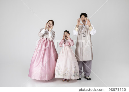 Korean family in Hanbok, isolated white background_hurray Korean family in Hanbok, isolated white background_hurray 98075530