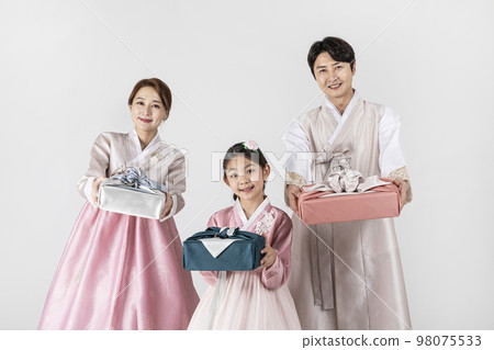 Korean family in Hanbok, isolated white background_holding a presents 98075533