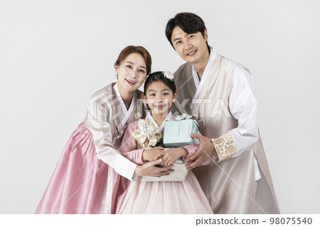Korean family in Hanbok, isolated white background_holding a presents 98075540