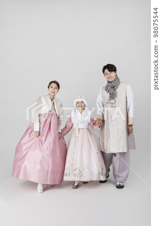 Korean family in Hanbok, isolated white background_standing friendly 98075544