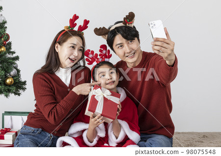 happy Asian Korean family in Christmas concept_taking a selfie 98075548