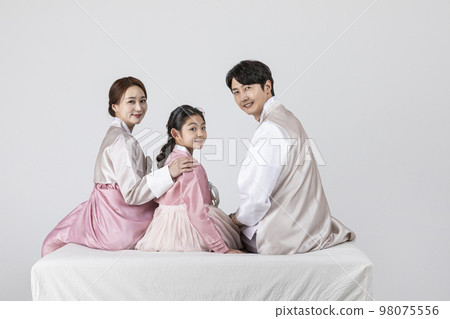 Korean family in Hanbok, isolated white background_turning back and looking at the front 98075556