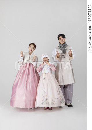 Korean family in Hanbok, isolated white background_hand motion 98075561