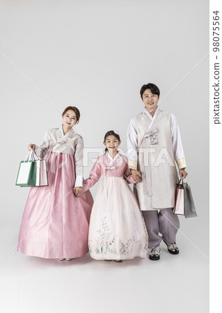 Korean family in Hanbok, isolated white background_holding a shopping bag Korean family in Hanbok, isolated white background_holding a shopping bag 98075564