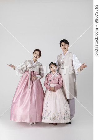 Korean family in Hanbok, isolated white background_hand motion Korean family in Hanbok, isolated white background_hand motion 98075565
