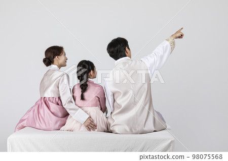 Korean family in Hanbok, isolated white background_pointung with one's hand Korean family in Hanbok, isolated white background_pointung with one's hand 98075568