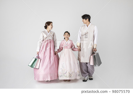 Korean family in Hanbok, isolated white background_holding a shopping bag Korean family in Hanbok, isolated white background_holding a shopping bag 98075570